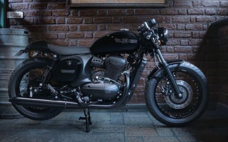 Une belle version Black Café de la Jawa 42 par l’atelier Bombay Custom Works