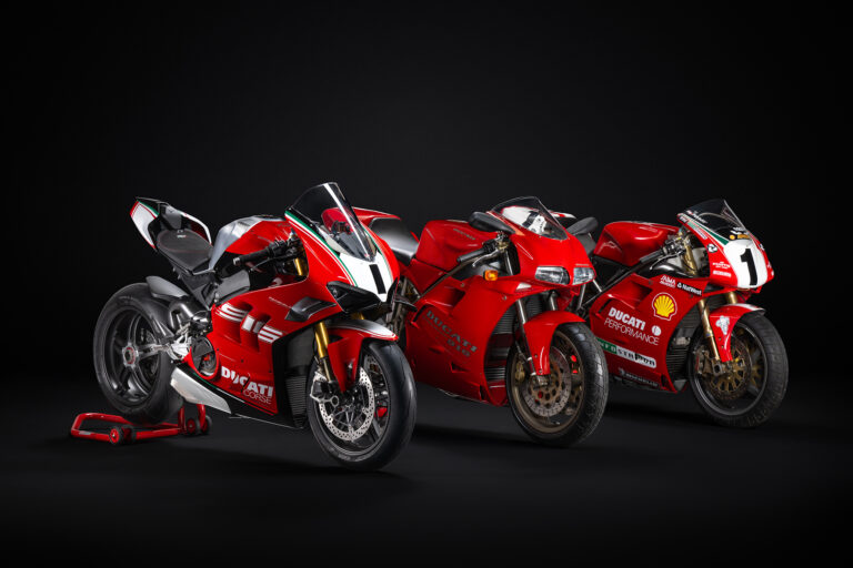 Ducati fête les 30 ans de la 916 au salon Retromobile à PARIS