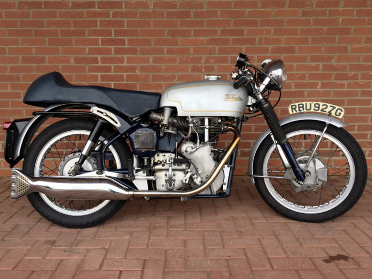 UNE VELOCETTE RECORD UNE VELOCETTE RECORD